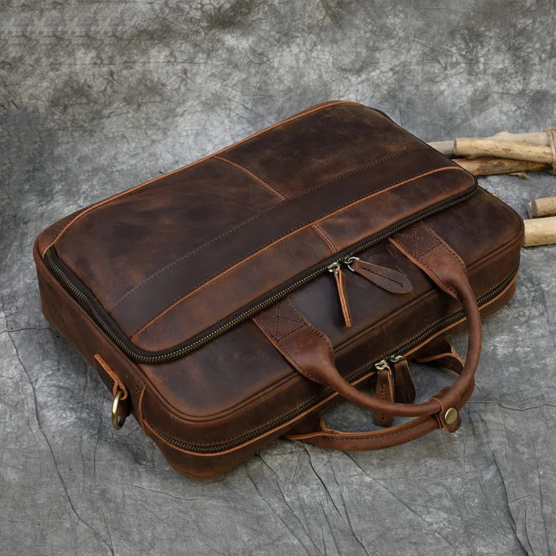 "Laptop Bag in Vintage Leather: Classic Appeal"