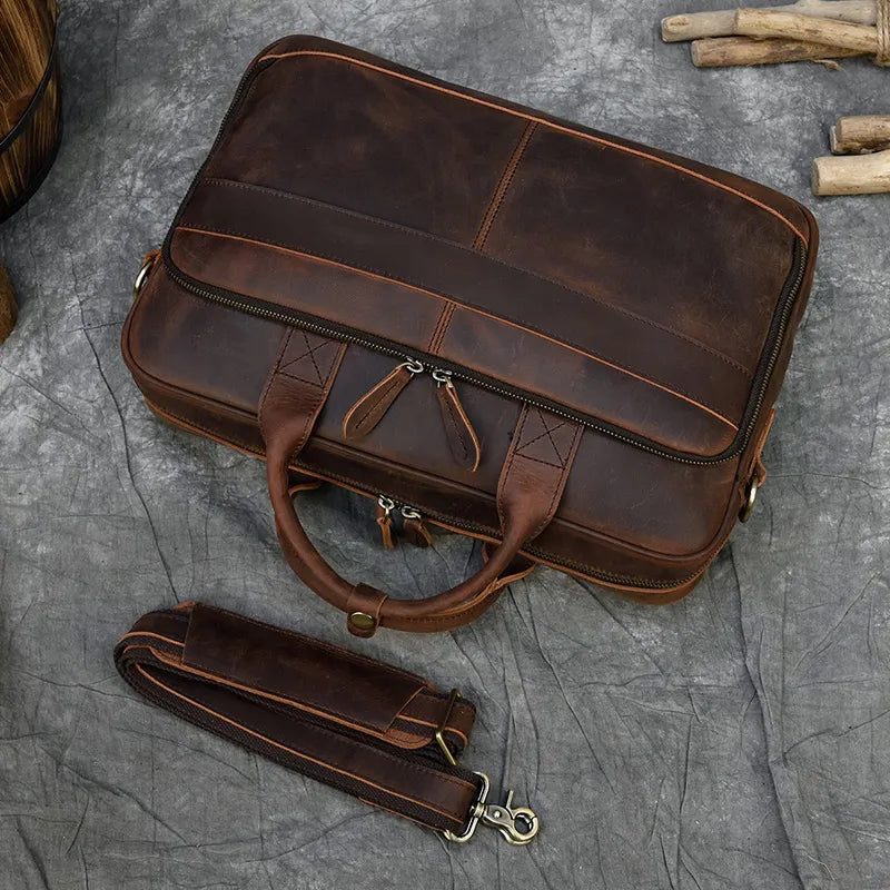 "Laptop Bag in Vintage Leather: Classic Appeal"